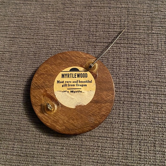 Vintage Round Oregon Myrtle Wood with Hand Painted Red Cardinal Bird Pin Brooch - Picture 3 of 4